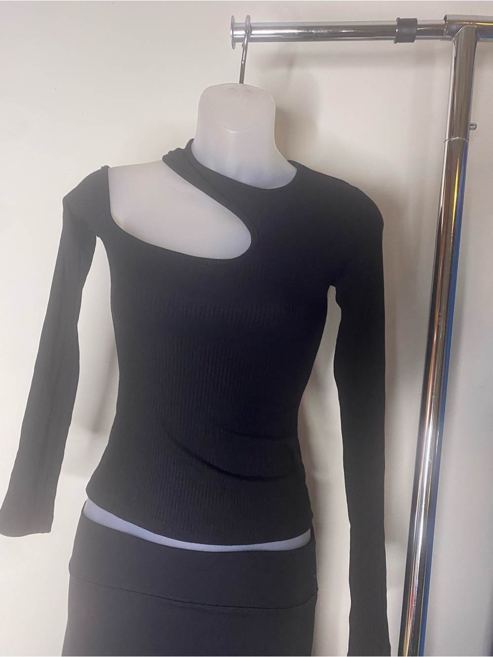 Made in USA Emma & Sam Black Asymmetric Cutout Long-Sleeve Top new W/tag